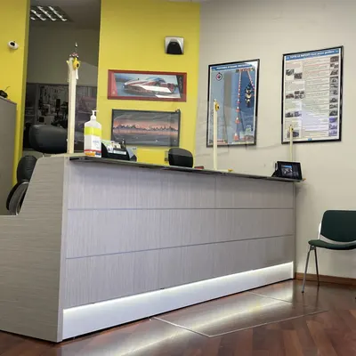 L’ingresso dell’autoscuola con il banco e le sedie verdi