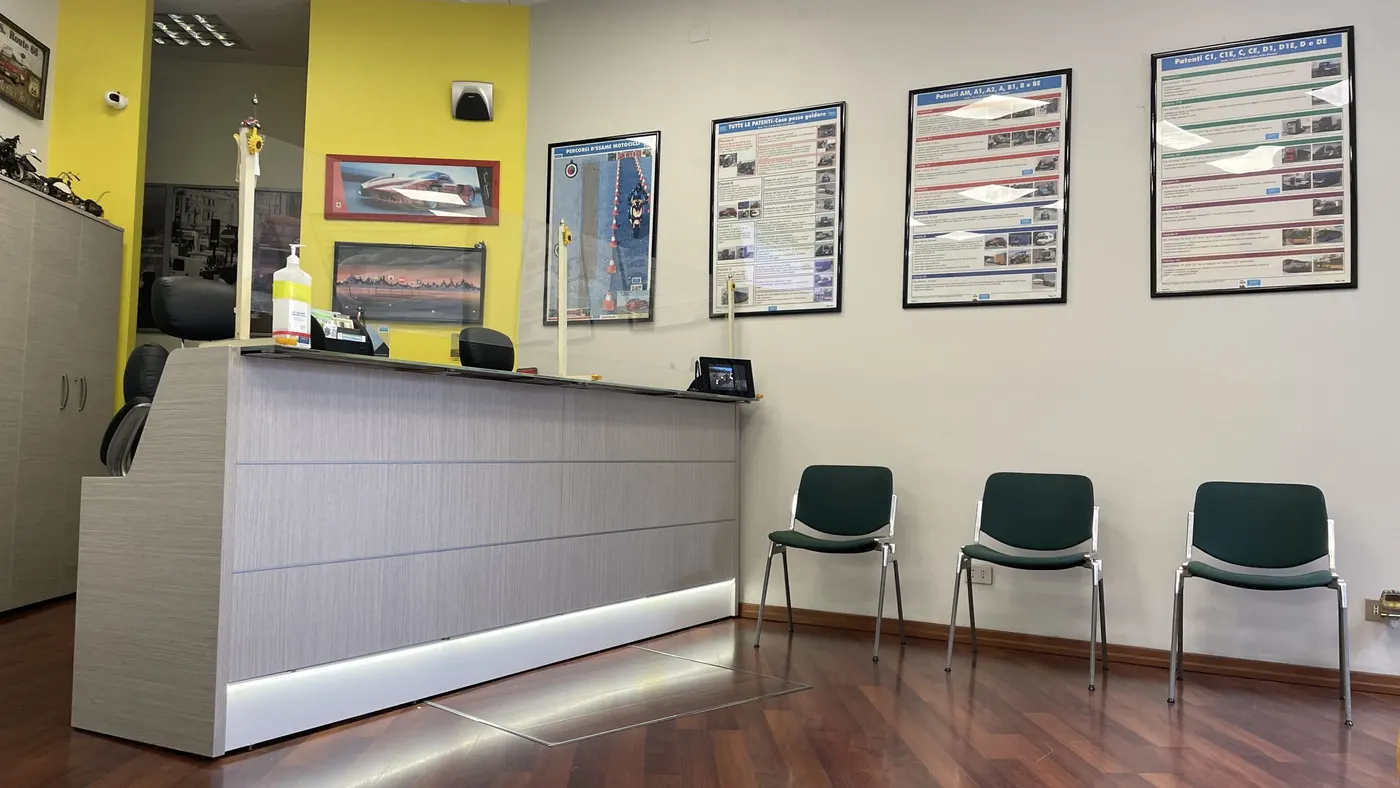 Il banco dell’accoglienza dell’Autoscuola Lodovica